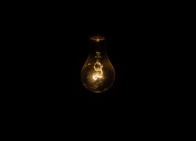 économiser élec_rodion-kutsaev-48565-unsplash